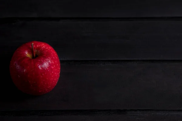 Roter Apfel Wassertropfen Auf Einem Dunklen Holztisch Hochwertiges Foto — Stockfoto