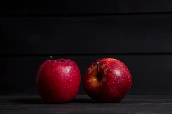 Zwei Reife Rote Äpfel Auf Dunklem Hintergrund Hochwertiges Foto — Stockfoto
