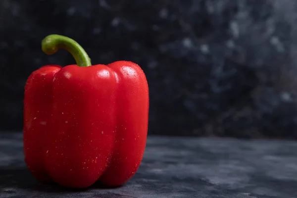One Whole Red Bell Pepper Placed Black Background High Quality — Stock Photo, Image