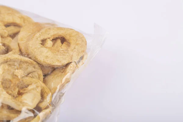 Bolsillo Plástico Deliciosos Anillos Manzana Secos Sobre Fondo Blanco Foto —  Fotos de Stock