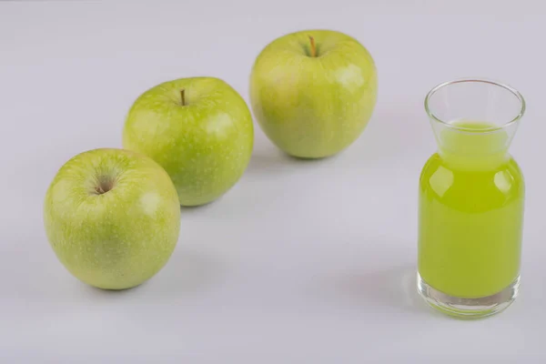 Mele Verdi Fresche Bicchiere Succo Sfondo Bianco Foto Alta Qualità — Foto Stock