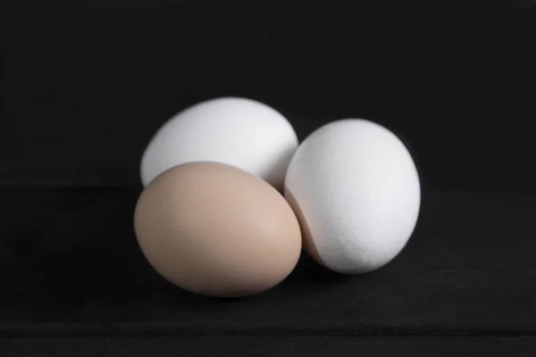 어두운 표면에 생달걀을 유기적으로 낳는다 고품질 — 스톡 사진