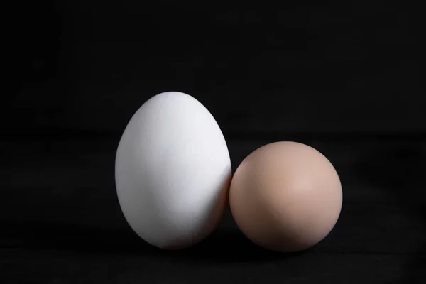 어두운 표면에 생달걀을 유기적으로 낳는다 고품질 — 스톡 사진