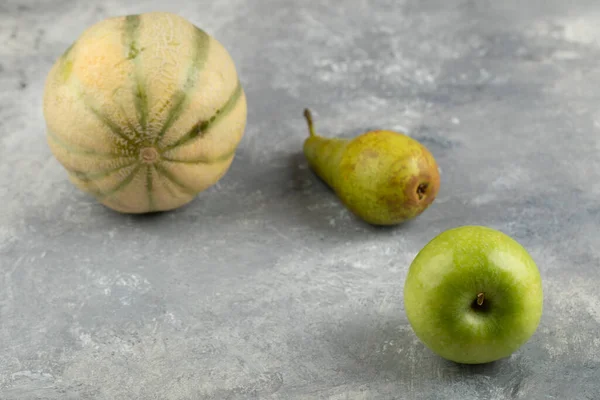 Pomme Verte Poire Petit Melon Sur Fond Marbre Photo Haute — Photo