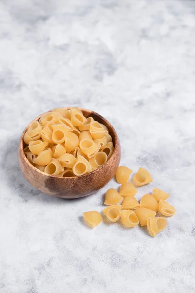 Wooden Bowl Full Uncooked Pasta Conchiglie Placed Marble Background High — Stock Photo, Image