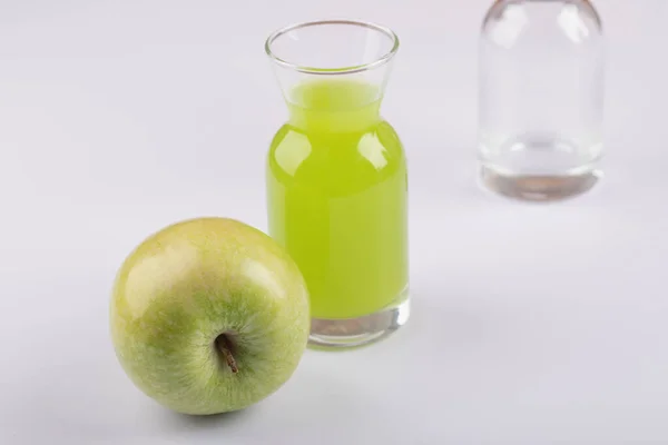 Una Mela Verde Fresca Intera Con Una Brocca Succo Vetro — Foto Stock