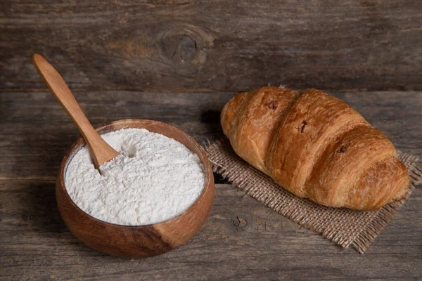 Single Fresh Plain Croissant Bowl Flour Wooden Surface High Quality — Stock Photo, Image