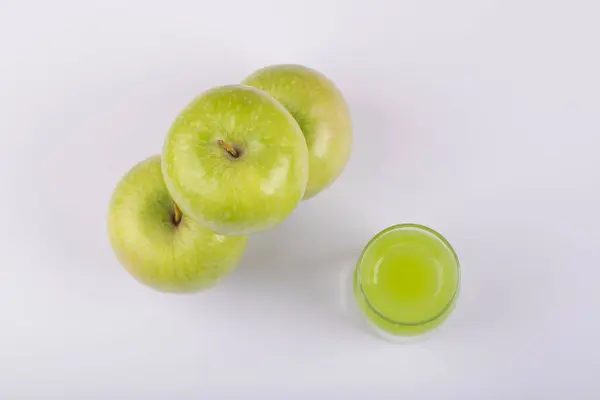 Manzanas Verdes Frescas Vaso Jugo Sobre Fondo Blanco Foto Alta —  Fotos de Stock