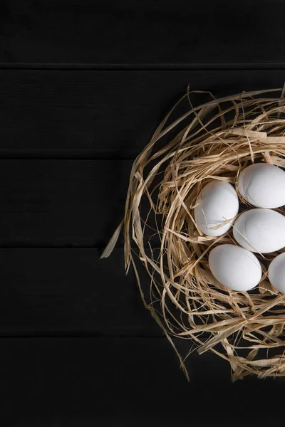 Rauwe Verse Eieren Vogelnest Zwart Oppervlak Hoge Kwaliteit Foto — Stockfoto