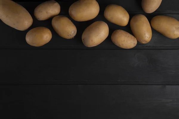 Pile Fresh Raw Potatoes Placed Black Surface High Quality Photo — Stock Photo, Image