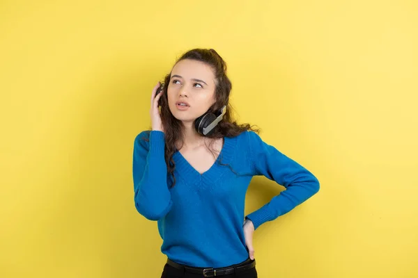 Mladá Dívka Poslouchá Svou Oblíbenou Hudbu Velkých Černých Sluchátkách Žlutém — Stock fotografie