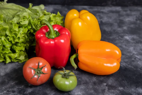 Színes Paprika Lédús Paradicsommal Salátával Alapon Kiváló Minőségű Fénykép — Stock Fotó