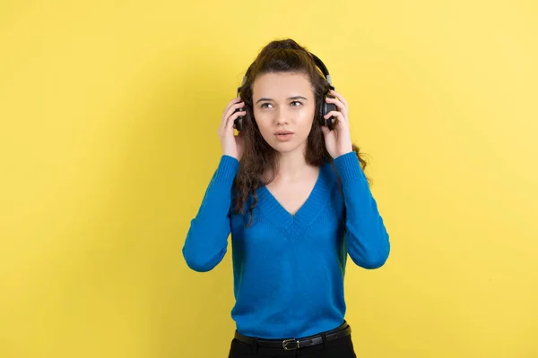 Ung Flicka Lyssnar Sin Favoritmusik Stora Svarta Hörlurar Gul Bakgrund — Stockfoto