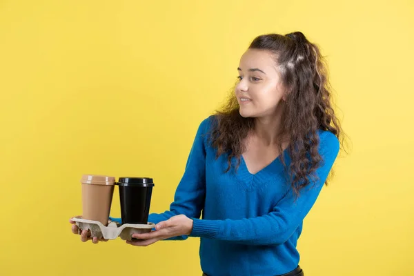 Foto Niña Rizada Dando Tazas Café Aroma Sobre Fondo Amarillo — Foto de Stock