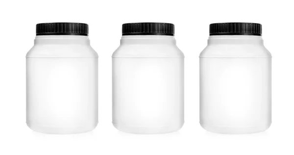 Tres frascos de plástico dispuestos en fila aislados — Foto de Stock