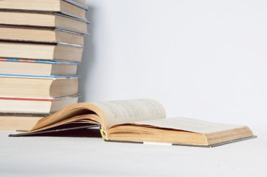  Kitaplar masanın üstünde.