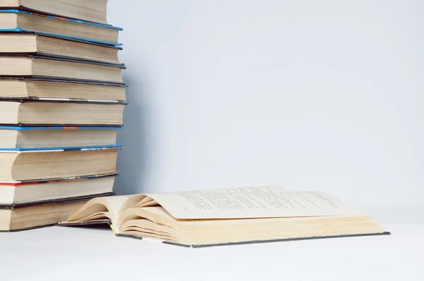 Boeken op tafel — Stockfoto