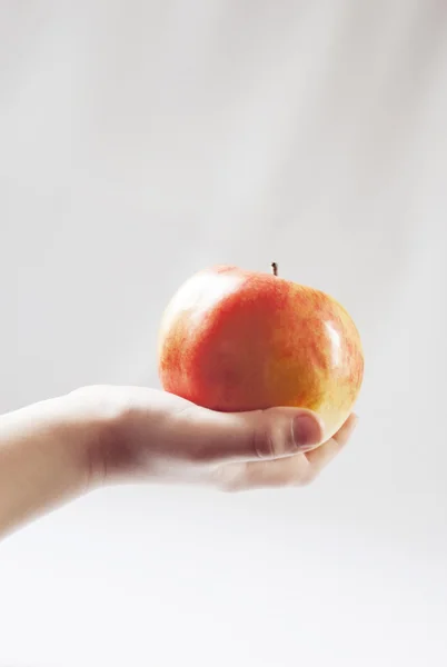 Pomme dans la main de l'enfant — Photo
