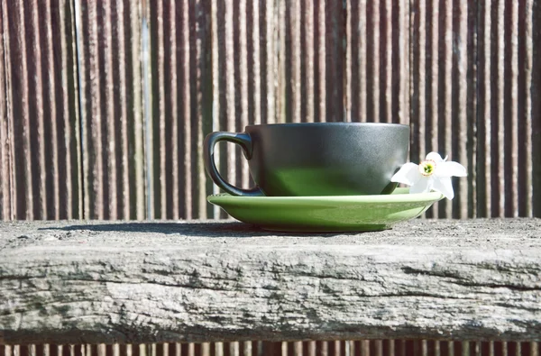 Una tazza sul piatto verde — Foto Stock