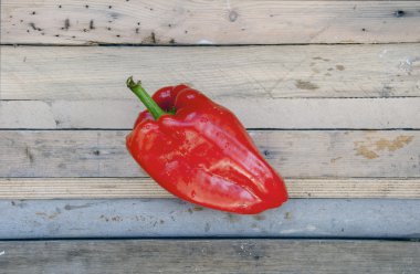 Ahşap masada biber.