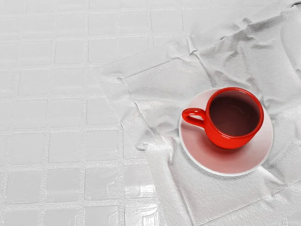 Röd kopp på servetten, — Stockfoto