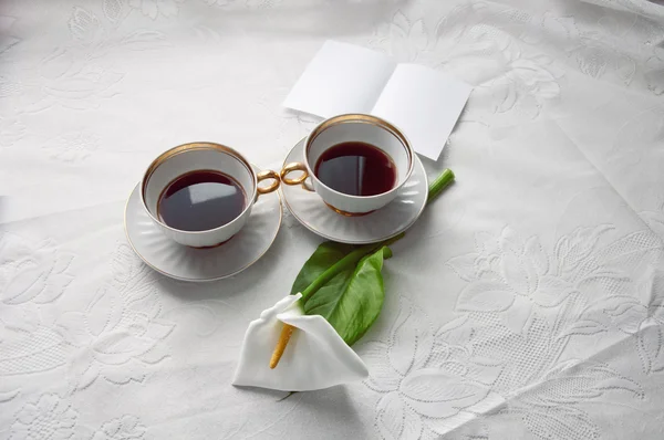 Tasses avec un thé sur la table , — Photo