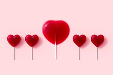 Fevkalade Melt Red Heart Şekerleme lolipopu pembe arka planda. Üç boyutlu çizim. En Düşük Sevgililer Günü Fikri.