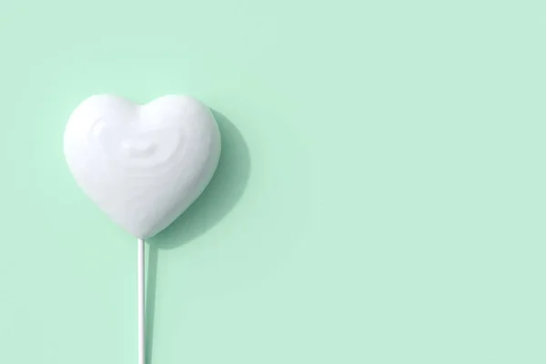 Sobresaliente Forma Corazón Blanco Caramelo Piruleta Sobre Fondo Verde Render —  Fotos de Stock