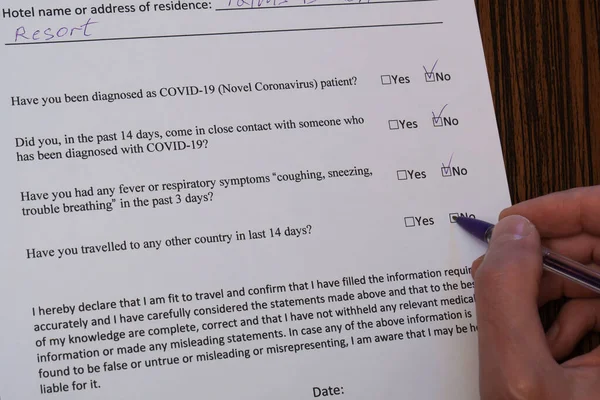 Formulaire Déclaration Santé Covid Homme Remplit Formulaire Médical Pour Coronavirus Photo De Stock