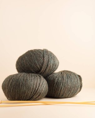 Üç yumak iplik. Bir hobi için güzel fotoğraf, dikey oryantasyon. Hobi estetiği.