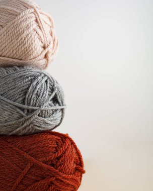 Üç yumak iplik. Bir hobi için güzel fotoğraf, dikey oryantasyon. Hobi estetiği.