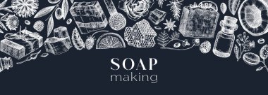 Sabun, yazı tahtasına malzeme pankartı yapıyor. Kozmetik, parfüm ve sabun için elle çizilmiş aromatik malzemeler. Markalaşma, paketleme, kimlik ve web tasarımı için harika. Sabun tasarımının klasik çubukları 