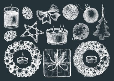 Noel dekorasyon malzemeleri koleksiyonu. Kara tahtada kış tatili çizimleri. El yapımı Noel ağacı süslemeleri, balolar, koniler, mumlar. Tebrik kartları, davetiyeler, reklam afişleri için mükemmel..