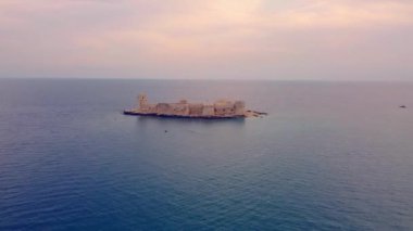 Hava görüntülerinde Bakire Kalesi, Deniz Kalesi ya da Kizkalesi görülüyor. Mersin, Türkiye
