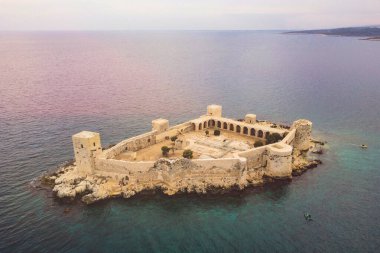 Akdeniz havası manzaralı, Kizkalesi ya da Bakire Şatosu adında antik bir kale. Kizkalesi, Mersin ili, Türkiye