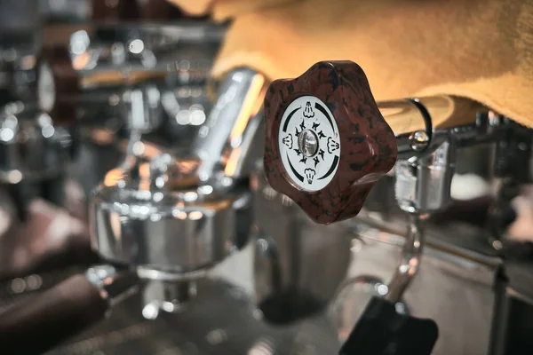 Primo Piano Della Macchina Caffè Professionale Maniglie Marroni Superfici Cromate — Foto Stock