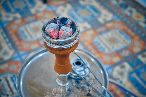 Glut Auf Shisha Schale Gegen Traditionellen Teppich Arabischen Stil — Stockfoto