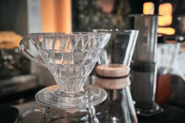 Kahve demleme aletleri kafe tezgahında..