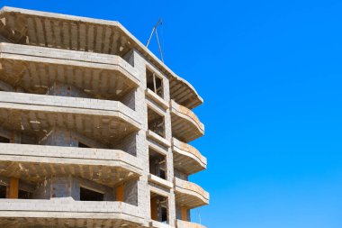 Mavi gökyüzü kopyalama alanına karşı tamamlanmamış çok katlı konut