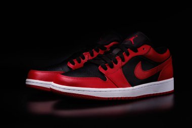 Nike Air Jordan 1. Retro Ters Bred Renkli Spor Ayakkabıları Siyah arkaplan resimli editör. 