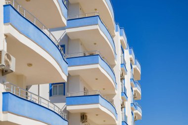 Mavi ve beyaz çok katlı bir bina. Modern apartman. 