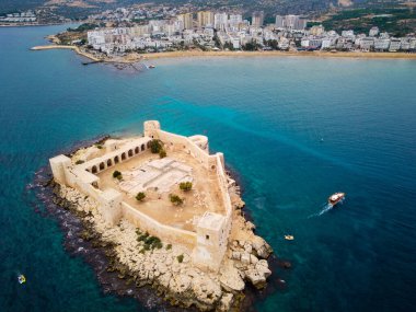 Akdeniz havası manzaralı, Kizkalesi ya da Bakire Şatosu adında antik bir kale. Kizkalesi, Mersin ili, Türkiye