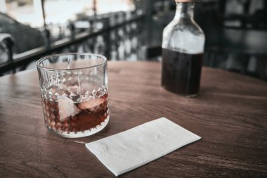 Buzlu kristal bardak ve masada soğuk demlenmiş kahve.. 