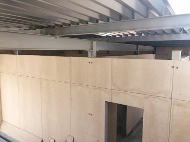 Paslanmaz çelik levhalar, kirişler ve kirişler. Metal tavan yapıları. 