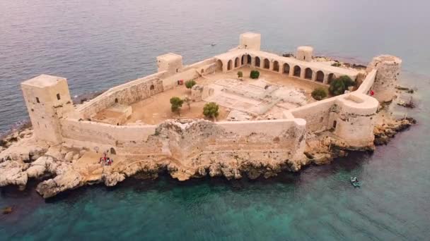 Kizkalesi要塞在地中海的岛上 土耳其梅尔辛省 一架正在撤退的无人驾驶飞机的空中录像 — 图库视频影像