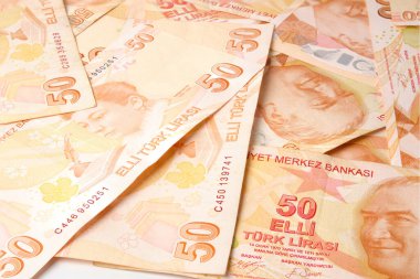 Yığınla 100 parça Türk lira banknotu beyaza izole edilmiş..
