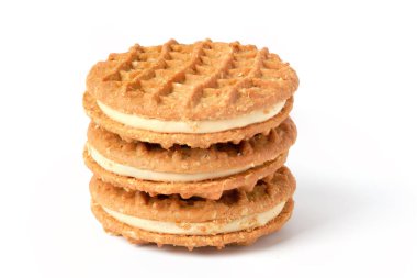 Beyaz üzerine izole edilmiş bir yığın fıstık ezmeli kurabiye..