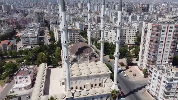 Aerial view of mosque and panorama of city. Mugdat Mosque, Mersin, Turkey — Stock Video