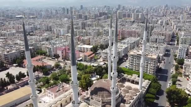 Aerial view of mosque and panorama of city. Mugdat Mosque, Mersin, Turkey — Stock Video