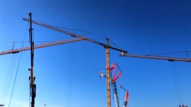 İnşaat alanında kule vinçleri. İnşaat kaldırma makineleri